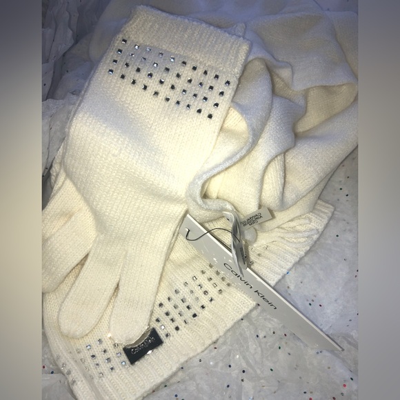 Super Cute Calvin Klein WinterSet (Knitted Gloves,Hat,Scarf) White w/Rhinestones - Picture 4 of 5